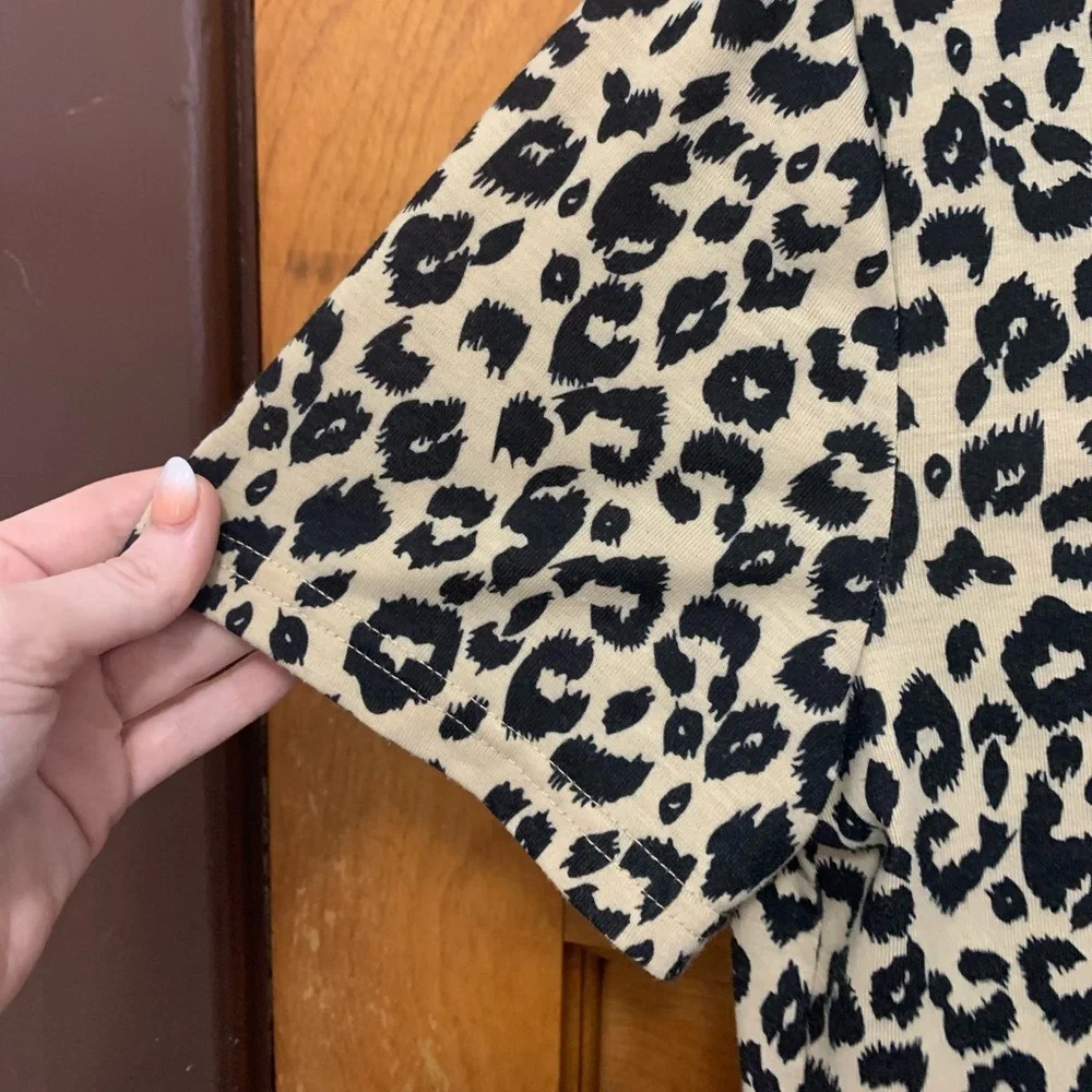 Blooming Jelly V-Neck Leopard Tee - Picture 4 of 7